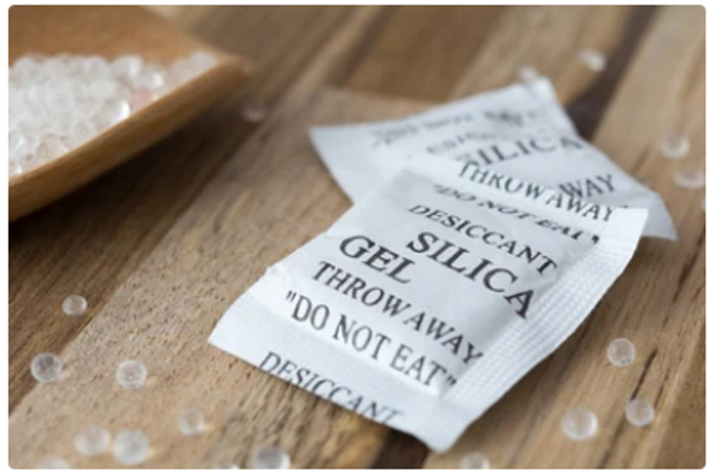 Bentuk silika gel dalam kemasan sachet (sumber : shutterstock)