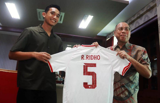 Rizky Ridho saat memberikan jersey Timnas Indonesia miliknya kepada rektor UM Surabaya, Sukadiono. Foto: Istimewa