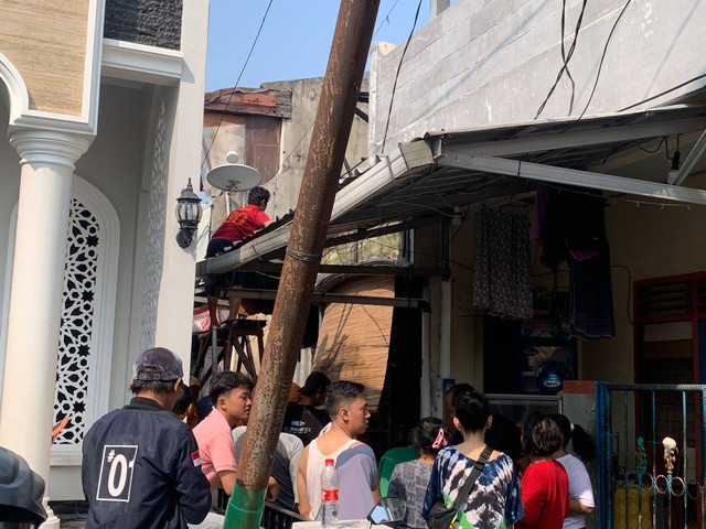 Kebakaran sebuah rumah di kawasan padat penduduk di Kebayoran Baru, Jakarta, Sabtu (18/5/2024). Foto: Luthfi Humam/kumparan