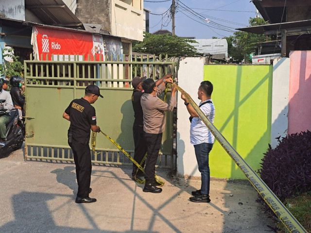 Polisi memasang garis polisi di lokasi penemuan remaja di Tangerang  tergeletak dengan luka sayatan di leher, Sabtu (18/5). Foto: Dok. Istimewa