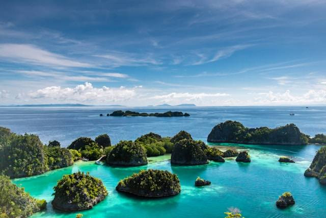 Pantai Pulau Kelapa Bima. Foto hanya ilustrasi bukan tempat sebenarnya. Sumber foto: Unsplash.com/sutirta budiman