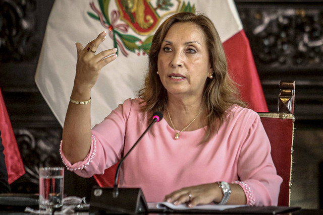 Presiden Peru Dina Boluarte memberi isyarat saat konferensi pers di istana pemerintah setelah pernyataannya kepada kantor kejaksaan, di Lima pada 05 April 2024. Foto: STRINGER / AFP