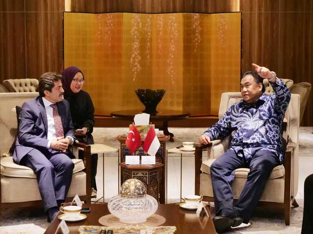 Wakil Ketua DPR RI Bidang Korinbang, Rachmat Gobel, bertemu dengan anggota Komisi I DPR RI Muhammad Farhan di Jakarta, Jumat (17/5/2024). Foto: Dok. Istimewa