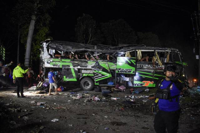 Petugas memeriksa bagian dalam bus pasca kecelakaan yang menewaskan 11 orang, menurut polisi setempat, di Subang, Jawa Barat (11/5/2024). Foto: Timur Matahari / AFP. Sumber Gambar: Kumparan.com