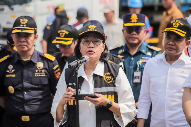 Menteri Keuangan Sri Mulyani berbicara memberikan keterangan di Terminal Jakarta International Container Terminal (JICT) Tanjung Priok, Jakarta Utara, Sabtu (18/5). Foto: Jamal Ramadhan/kumparan