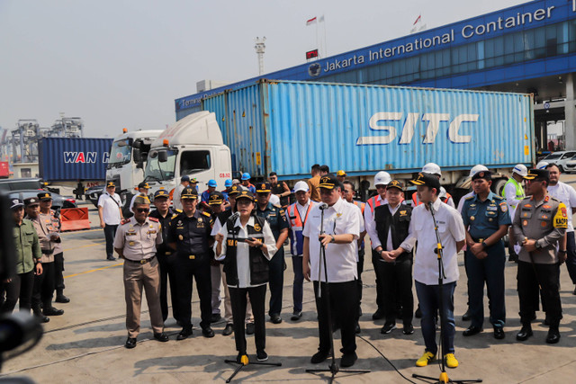 Menteri Koordinator Perekonomian Airlangga Hartarto dan Menteri Keuangan Sri Mulyani berbicara memberikan keterangan di Terminal Jakarta International Container Terminal (JICT) Tanjung Priok, Jakarta Utara, Sabtu (18/5). Foto: Jamal Ramadhan/kumparan