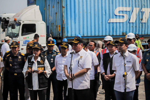 Menteri Koordinator Perekonomian Airlangga Hartarto dan Menteri Keuangan Sri Mulyani berbicara memberikan keterangan di Terminal Jakarta International Container Terminal (JICT) Tanjung Priok, Jakarta Utara, Sabtu (18/5). Foto: Jamal Ramadhan/kumparan