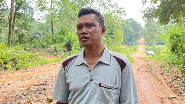 Sukirno (50) warga Desa Kertosari Lampung Selatan saat diwawancarai Lampung Geh pada Jumat (17/5) | Foto : Almuhtarom / Lampung Geh