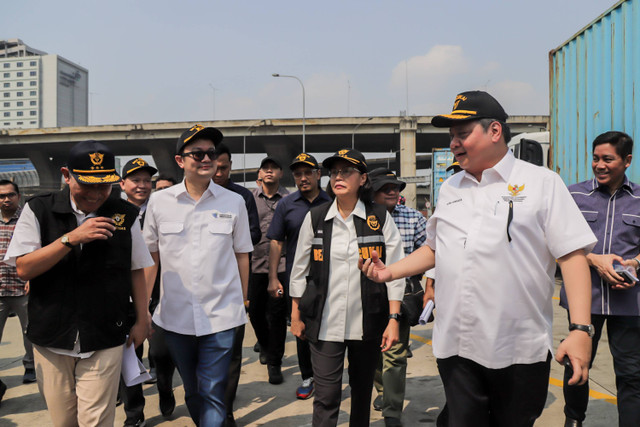 Menteri Koordinator Perekonomian Airlangga Hartarto dan Menteri Keuangan Sri Mulyani di Terminal Jakarta International Container Terminal (JICT) Tanjung Priok, Jakarta Utara, Sabtu (18/5). Foto: Jamal Ramadhan/kumparan