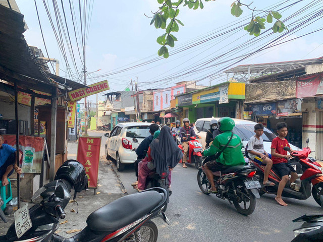 Perempatan Rawa Bacang, Jati Rahayu, Kota Bekasi tempat kejadian ada maling motor yang menodongkan pistol pada Sabtu (18/5/2024). Foto: Luthfi Humam/kumparan