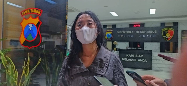 NR (27) warga Surabaya saat melapor ke Polda Jatim atas kasus teror selama 10 tahun. Foto: Dok. Istimewa
