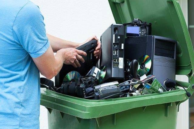 Sampah elektronik untuk di daur ulang (sumber: shutterstock)