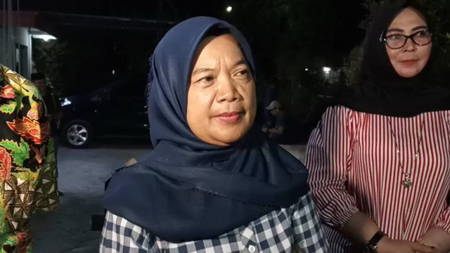 Perwakilan bakal calon perseorangan, Hamida Hayati, saat beri keterangan di Bojonegoro. (Aset: Imam Nurcahyo/ BeritaBojonegoro)