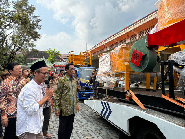 Wahyudi Anggoro Hadi (kiri) dan Sultan HB X (kanan) menyaksikan mesin yang akan digunakan di TPST Bawuran, Bantul, Jumat (17/5). Foto: Resti Damayanti/Pandangan Jogja