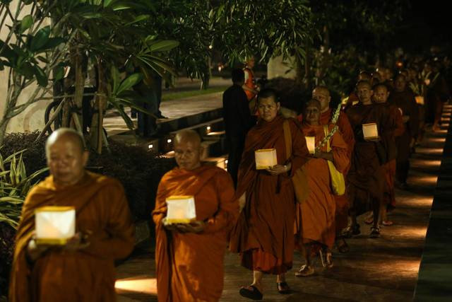 Sejumlah Bhikkhu melakukan perjalanan meditasi sebelum larung lentera harapan semesta di Danau Archipelago, Taman Mini Indonesia Indah (TMII), Jakarta, Selasa (14/5/2024). Foto: Asprilla Dwi Adha/ANTARA FOTO