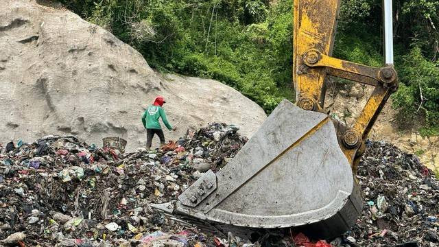 Proses penimbunan sampah di zona transisi TPA Regional Piyungan. Foto: Arif UT/Pandangan Jogja