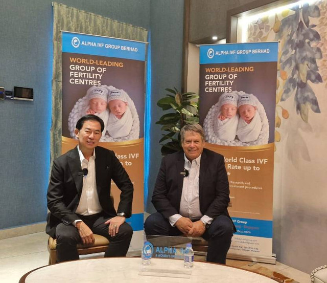 Ahli embriologi Australia, Professor Dr. Alan Trounson; dan pendiri Group Managing Director – Alpha IVF Group, Dato’ Dr. Colin Lee, yang ikut mengupas tuntas kemajuan treatment IVF. Foto: kumparan/Kartika Pamujiningtyas
