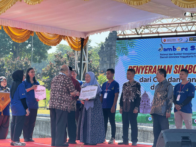 Wakil Gubernur DIY, KGPAA Paku Alam X, memberikan bantuan sosial kepada lembaga kesejahteraan sosial (LKS) di DIY