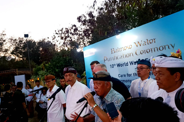 Menparekraf Sandiaga Uno, Menko Bidang Kemaritiman dan Investasi Luhut Binsar Pandjaitan, Menteri PUPR Basuki Hadimuljono dalam Balinese Water Purification Ceremony, Sabtu (18/5/2024). Foto: Ghinaa Rahmatika/kumparan