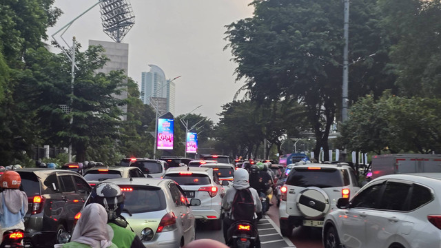 Arus lalu lintas di sekitar Gelora Bung Karno, Jakarta Pusat, Sabtu (18/5/2024). Foto: Jonathan Devin/kumparan