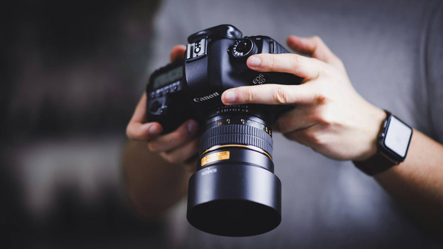 Ilustrasi kamera DSLR. Sumber foto: Unsplash