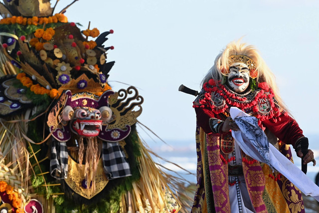 Sebagai ilustrasi Bali: Tari topeng sidakarya dalam acara Balinese Water Purification Ceremony, Denpasar, Bali, Sabtu (18/5/2024). Foto: Fikri Yusuf/ANTARA FOTO