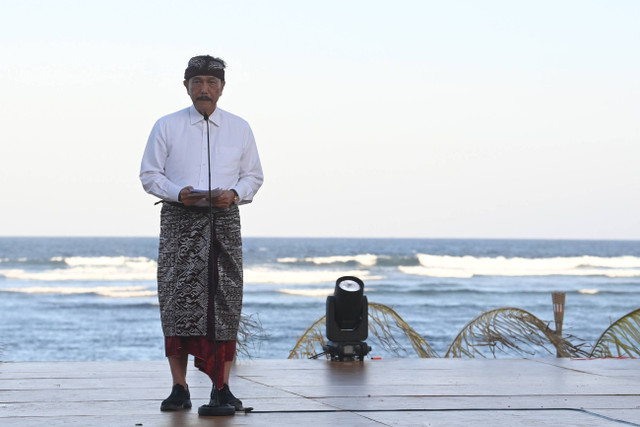 Menko Marves Luhut Binsar Pandjaitan memberikan sambutan pada acara Balinese Water Purification Ceremony rangkaian World Water Forum ke-10 di Kawasan Ekonomi Khusus (KEK) Kura-Kura Bali, Denpasar, Bali, Sabtu (18/5/2024). Foto: Aprillio Akbar/ANTARA FOTO