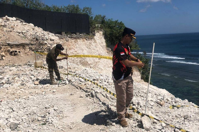 Pembangunan Hotel Keruk Tebing dekat Pantai di Pecatu, Bali. Foto: Dok. Istimewa