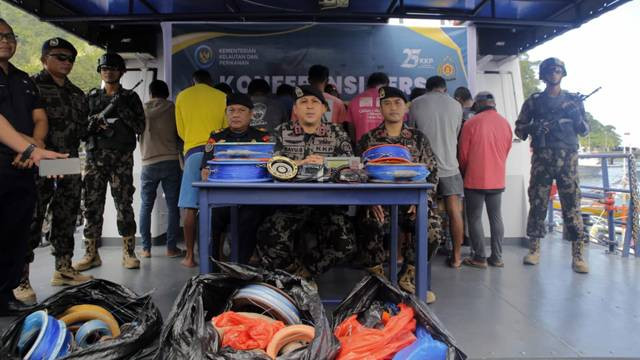 Pihak PSDKP Kementerian Kelautan dan Perikanan (KKP) Kepulauan Sangihe, saat jumpa pers terkait penangkapan 3 kapal pencuri ikan berbendera Filipina.