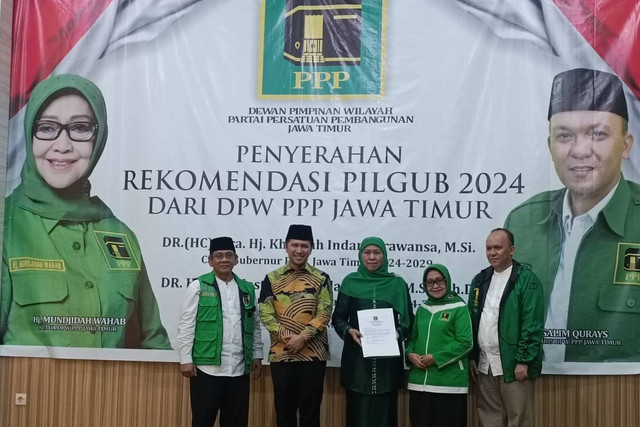 DPW PPP Jatim menyerahkan surat rekomendasi dukungan Khofifah-Emil untuk maju di Pilgub Jatim 2024 di kantor DPW PPP Jatim, Surabaya, Sabtu (18/5/2024). Foto: Farusma Okta Verdian/kumparan