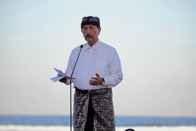 Menteri Koordinator Kemaritiman dan Investasi (Menko Marves) Luhut Binsar Pandjaitan saat membuka Balinese Water Purification Ceremony di Kawasan Ekonomi Khusus (KEK) Kura Kura Bali, Sabtu (18/5/2024). Foto: dok. Kemenko Marves