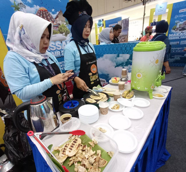 Rosaidah (kerudung hitam) saat menyajikan pisang epe. Foto: Masruroh/Basra