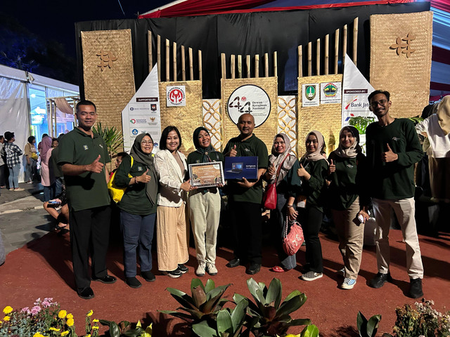 Jajaran Kanwil Kemenkumham Jawa Tengah menerima penghargaan terbaik kedua dalam Dekranas Expo 2024. Foto: Humas Kanwil Kemenkumham Jateng.