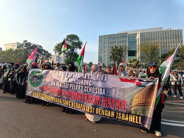 Aksi Bela Palestina depan kedutaan besar Amerika Serikat di kawasan Monas, Jakarta Pusat, Minggu (19/5).  Foto: Hedi/kumparan