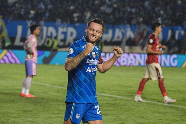 Pemain Persib Bandung Marc Klok selebrasi usai kemenangan atas Bali United pada pertandingan semifinal Championship Series-BRI Liga 1 di Stadion Si Jalak Harupat, Kabupaten Bandung, Jawa Barat, Sabtu (18/5/2024). Foto: Novrian Arbi/ANTARA FOTO