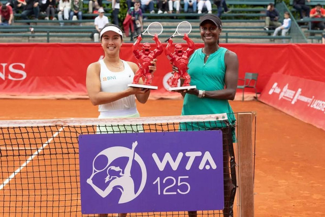 Ganda putri Aldila Sutjiadi (Indonesia)/Asia Muhammad (Amerika Serikat) berpose dengan trofi kemenangan mereka di turnamen WTA 125 Paris Open Trophee Claris, di Paris, Prancis, Sabtu (18/5/2024).  Foto: Athletica Company/HO/ANTARA