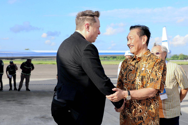 Menko Marves Luhut Binsar Pandjaitan menjemput CEO SpaceX sekaligus Tesla Inc, Elon Musk di Bandara Internasional I Gusti Ngurah Rai, Bali pada Minggu (19/5/2024). Foto: Kemenko Marves
