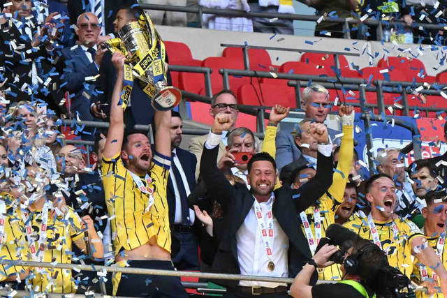 Oxford United memastikan promosi ke EFL Championship usai mengalahkan Bolton Wanderers dalam laga final Playoff di Stadion Wembley, London, pada Sabtu (18/5/2024). Foto: MI News/NurPhoto via REUTERS