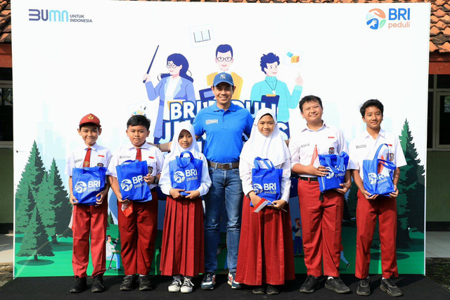 BRI Peduli berikan bantuan infrastruktur penunjang kepada SDN 01 dan SDN 02 Gunung Geulis. Foto: Dok. BRI