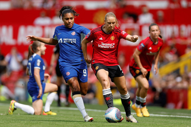 Pemain Manchester United Lisa Naalsund berebut bola dengan pemain Chelsea Catarina Macario pada pertandingan Women's Super League di Old Trafford, Manchester, Inggris, Sabtu (18/5/2024). Foto: Jason Cairnduff/REUTERS