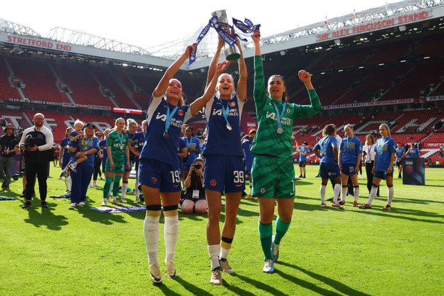 Pemain Chelsea merayakan juara Women's Super League di Old Trafford, Manchester, Inggris, Sabtu (18/5/2024). Foto: Molly Darlington/REUTERS