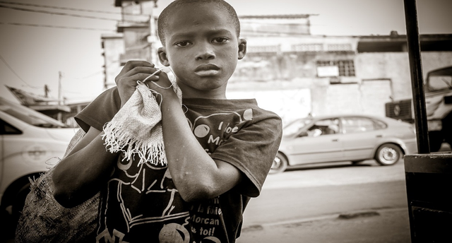 Seorang anak yang terlantar sedang membawa sebuah karung. Foto : https://pixabay.com/photos/child-happy-colorful-african-child-2218535/