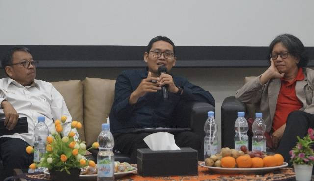 Akademisi UIN Walisongo Semarang, Prof Mukhsin Djamil (hem putih, kanan), Direktur Sino-Nusantara Institute, A. Syaifuddin Zuhri (tengah) serta Jurnalis Suara Merdeka, Gunawan Permadi (kiri) dalam Seminar Timur Tengah, Selasa (14/5/2024) Foto: dok. pribadi