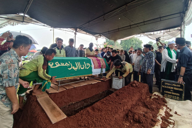 Pemakaman Salim Said di Tempat Pemakaman Umum (TPU) Tanah Kusir, Jakarta Selatan, Minggu (19/5/2024). Foto: Hedi/kumparan