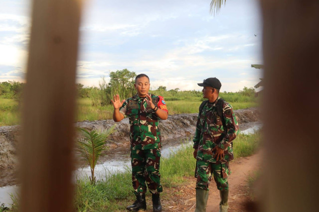 Dandim Mempawah memanta langsung proses normalisasi irigasi lahan pertanian. Foto: Dok. Pendim Mempawah