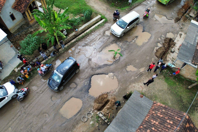 Jalan Rusak di Lampung Tengah | Foto: Lampung Geh