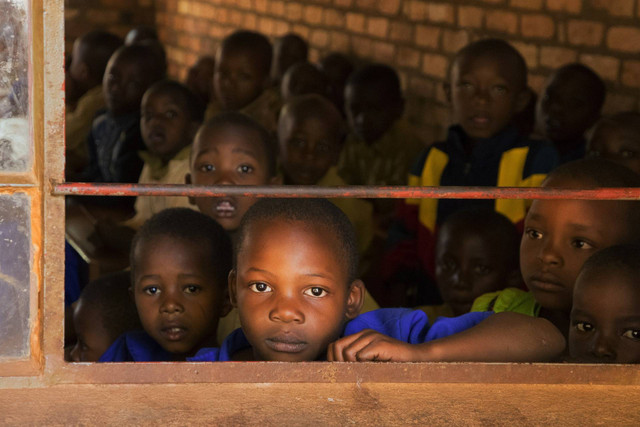 Ilustrasi foto anak di sekolah https://pixabay.com/photos/children-school-africa-color-1054858/