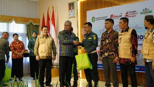 Pj Gubernur Kalbar Harisson memberikan bantuan sembako secara simbolis kepada perwakilan Masyarakat Kalimantan Barat. Foto: Dok. PTPN