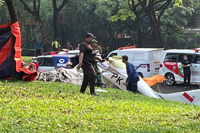 Kondisi pesawat latih jenis TecnamP2006T dengan nomor pesawat PK-IFP yang jatuh di BSD, Tangerang Selatan, Minggu (19/5/2024). Foto: Reza Aditya Ramadhan/kumparan