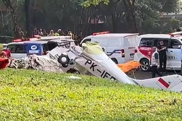 Kondisi pesawat latih jenis Cessna dengan nomor pesawat PK-IFP yang jatuh di BSD, Tangerang Selatan, Minggu (19/5/2024). Foto: Reza Aditya Ramadhan/kumparan